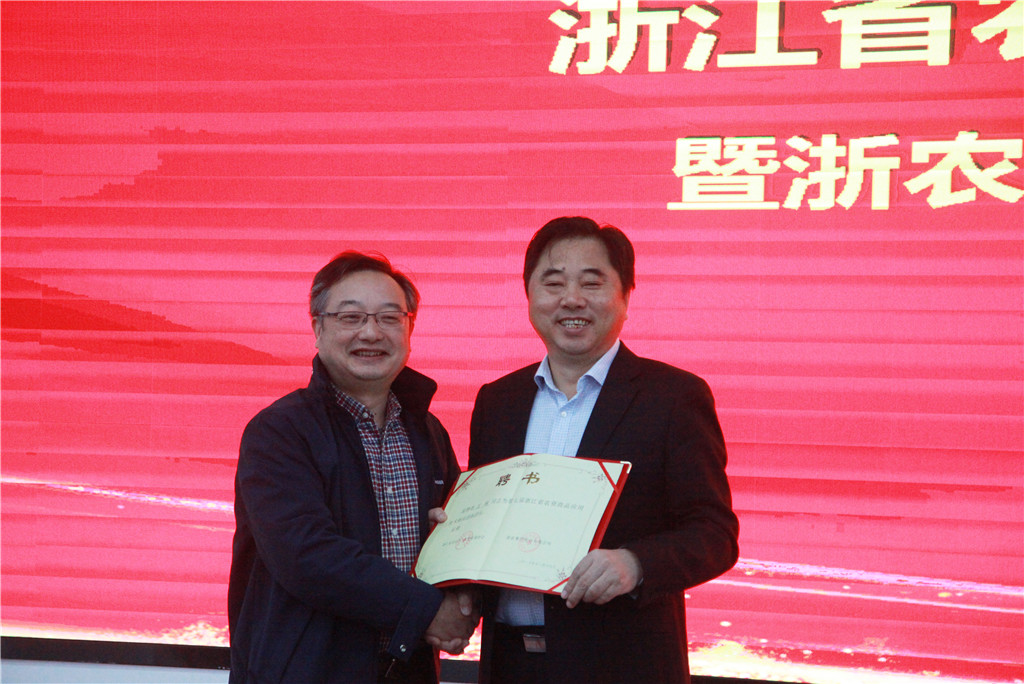 邵主任頒發(fā)聘書_副本.jpg